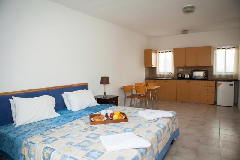 Alecos Hotel Apartments Пафос Стая снимка